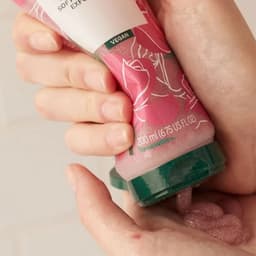 The Body Shop - British Rose Shower Scrub - 200ml