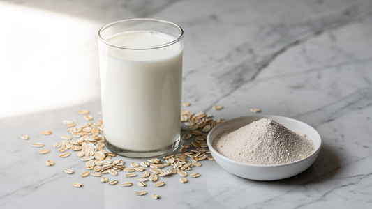 Glas med mjölk och ljust proteinpulver som illustrerar lactoferrin