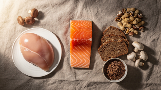 Flatlay med niacinrika livsmedel: lax, kyckling, jordnötter, svamp och fullkorn på linnebakgrund