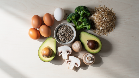 Naturliga livsmedel rika på pantotensyra (vitamin B5) som ägg, avokado, solrosfrön och fullkorn