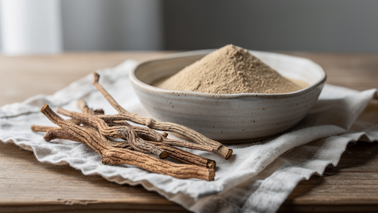 Torkad ashwagandharot och pulver i en keramikskal
