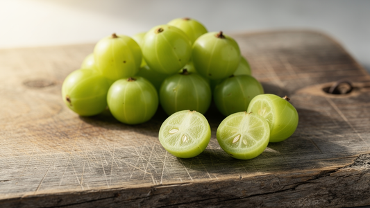 Färska amla (indisk krusbär) på en träskiva