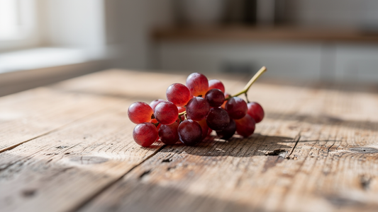 Mogna roda druvor pa ett trabord, en naturlig kalla till resveratrol