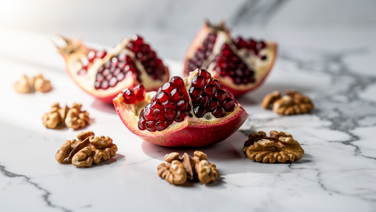 Granatäpple och valnötter på marmorbänk, källor till ellagitanniner som omvandlas till Urolithin A