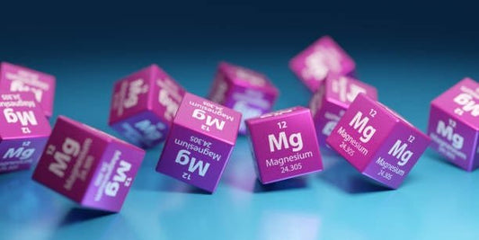 Flera rosa tärningar med kemiska symboler för magnesium, med nummer och elementinformation.