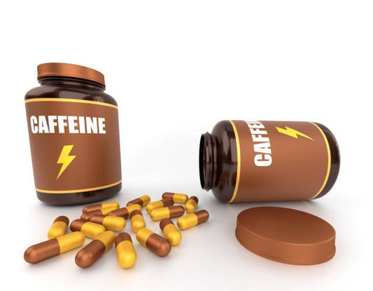 Koffeintabletter som visar kapslar och flaskor med etiketten 'Caffeine' för mental alerthet.