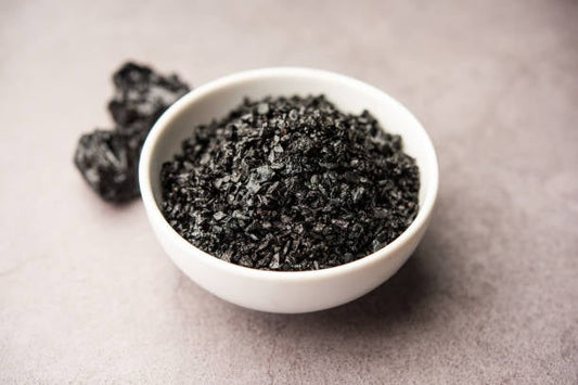 En skål med svart Shilajit, en naturlig produkt känd för sina hälsofördelar och användning inom traditionell medicin.