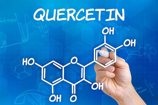 Hand drawing the chemical structure of quercetin on a blue background, highlighting its antioxidant properties.
