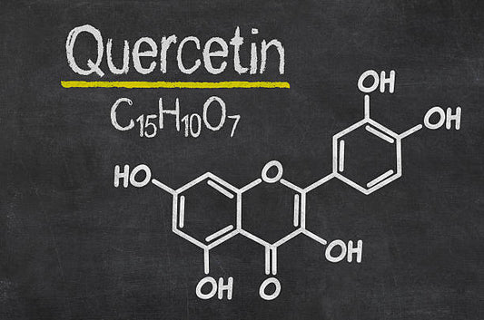 Illustration of quercetin chemical structure and molecular formula C15H10O7 on chalkboard.