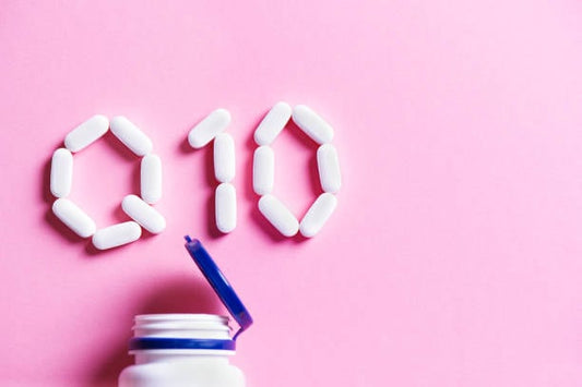 Q10 tabletter formar siffrorna 010 på en rosa bakgrund bredvid en öppnad burk.