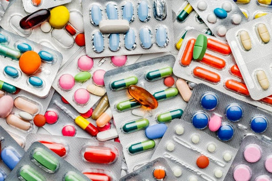 Flera olika vitamin- och kosttillskott i förpackningar, representerar vitaminer och hälsovård.