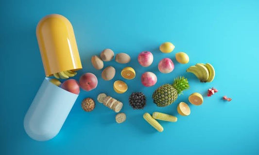 Färgglada vitaminer och frukter som visar en hälsosam kost och näringsämnen på en blå bakgrund.