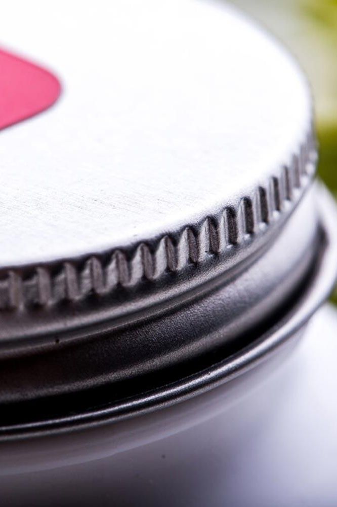 Close-up of the lid of Nutriversum Thyroid Caps container, showcasing its metallic finish and design.