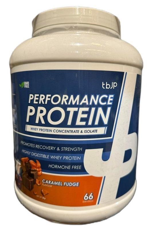 Trained by JP Performance Protein in caramel fudge flavor, 2 kg, featuring whey protein concentrate and isolate.